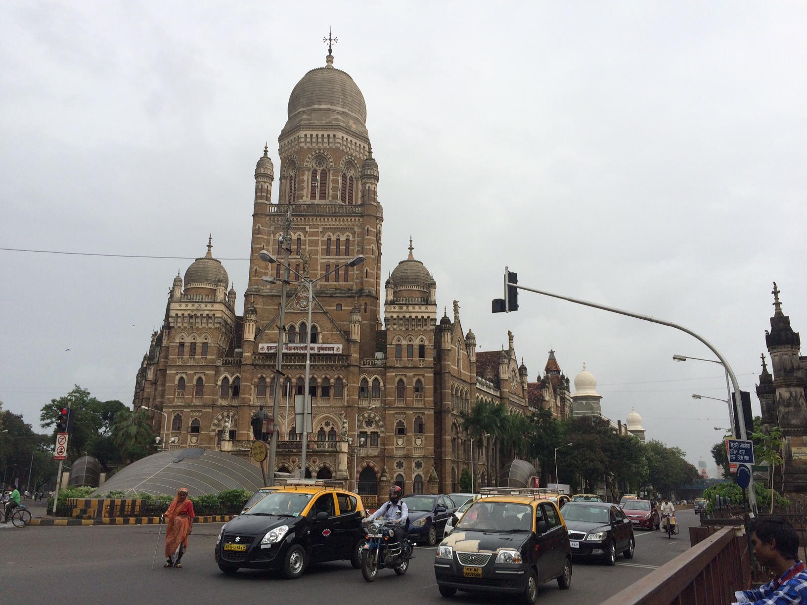 ムンバイ　駅近建造物